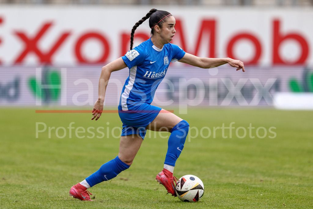 Fussball, 2. Frauen-Bundesliga, SV Meppen - Hamburger SV | Virag Nagy (SV Meppen, 22) am Ball, Freisteller, Einzelbild, Ganzkörper, Aktion, Action, Spielszene, DIE DFB-RICHTLINIEN UNTERSAGEN JEGLICHE NUTZUNG VON FOTOS ALS SEQUENZBILDER UND/ODER VIDEOÄHNLICHE FOTOSTRECKEN. DFB REGULATIONS PROHIBIT ANY USE OF PHOTOGRAPHS AS IMAGE SEQUENCES AND/OR QUASI-VIDEO.