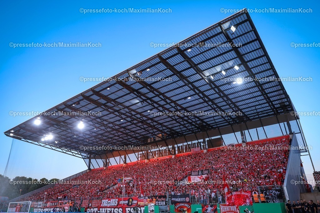 DFB18082501267 | 2025.08.18, Fußball, 1.Runde DFB-Pokal, Rot-Weiss Essen - Borussia Dortmund, Stadion Hafenstraße, Saison 2025 2026: Übersichtsbild Innenansicht Stadion Tribüne Übericht Sportstätte, Tribünen, blaue Stunde Fans Zuschauer Ausverkauft Voll Besucher volle DFB regulations prohibit any use of photographs as image sequences and or quasi-video.