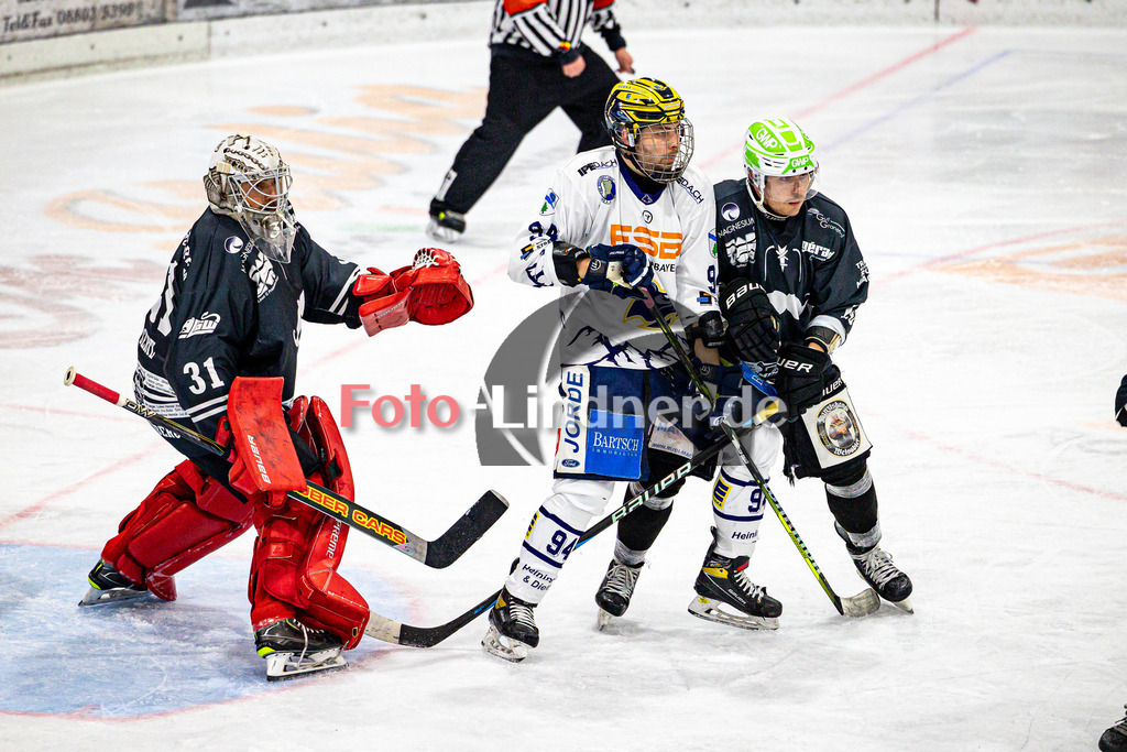 TSV Peißenberg MINERS gegen ESC Riverrats Geretsried | Eishockey Bayernliga Herren Vorrunde 2024/25, TSV Peißenberg MINERS gegen ESC Riverrats Geretsried, 20241122,Gedrängel vor dem Tor,2024-11-22 in Peißenberg (Eisstadion Peißenberg)Daniel BURSCH (River Rats 94), Korbinian SERTL (MINERS Goali 31), Valentin HÖRNDL (MINERS 18)Copyright: WolfgangxLindner