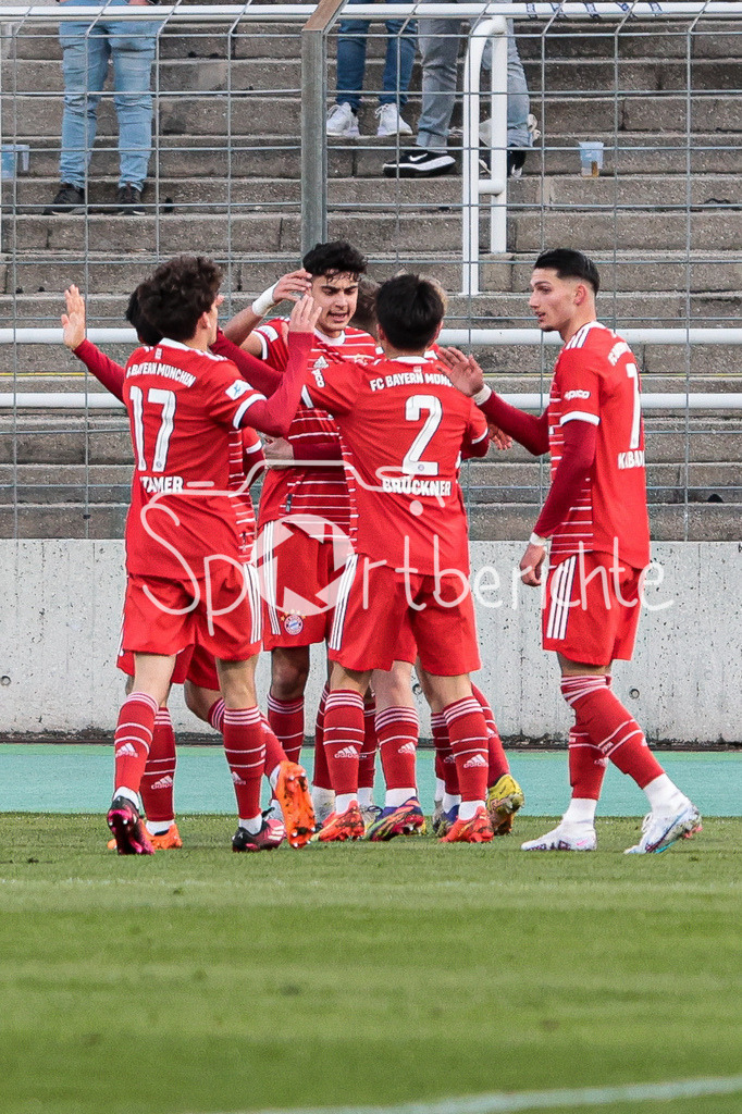 FC Bayern Amateure - FC Augsburg II | Grant Leon RANONS (FCB #22) dreht nach seinem zweiten Tor zum 2-1 jubelnd ab / Jubel / Freude / Tor /