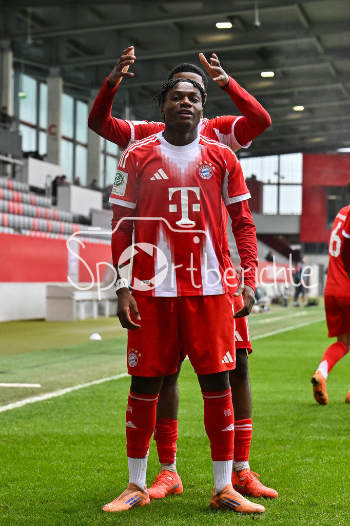 FC Bayern München - Hannover 96 | MUNICH, GERMANY - 15. FEBRUARY: Jubel der Bayern nach dem Treffer zum 3-1 durch Uzorchukwu EGWUATU (FC Bayern München U19 13) / Tor / Torschuetze / Freude / Happy während dem Spiel zwischen der U19 des FC Bayern München und der U19 von Hannover 96 am 2. Spieltag der Hauptrunde der U19-DFB-Nachwuchsliga am FC Bayern Campus