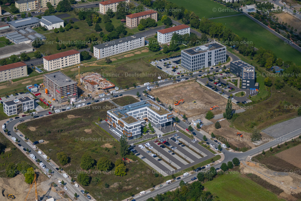 4050639 | WüRZBURG 01.09.2021 Bürogebäude des Verwaltungs- und Geschäftshauses " Skyline Hill " an der Leightonstraße - John-Skilton-Straße im Ortsteil Frauenland in Würzburg im Bundesland Bayern, Deutschland. Weiterführende Informationen bei: PROMAIL LOGISTICS GmbH,  Würzburger Versorgungs- und Verkehrs-GmbH. // Office building " Skyline Hill " in the district Frauenland in Wuerzburg in the state Bavaria, Germany. Further information at: PROMAIL LOGISTICS GmbH,  Wuerzburger Versorgungs- und Verkehrs-GmbH. Foto: Gerhard Launer