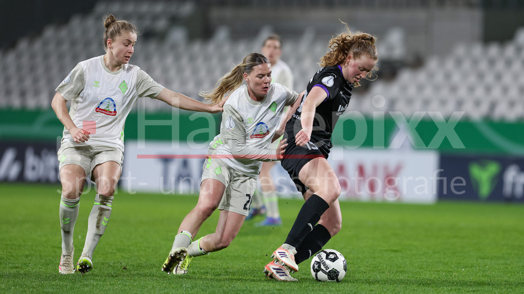 Fussball, DFB-Pokal Frauen, SGS Essen - SV Werder Bremen | v.li.: Michelle Ulbrich (SV Werder Bremen, 5), Juliane Wirtz (SV Werder Bremen, 28) und Laura Pucks (SGS Essen, 15) im Zweikampf, Duell, Dynamik, Aktion, Action, Spielszene, DIE DFB-RICHTLINIEN UNTERSAGEN JEGLICHE NUTZUNG VON FOTOS ALS SEQUENZBILDER UND/ODER VIDEOÄHNLICHE FOTOSTRECKEN. DFB REGULATIONS PROHIBIT ANY USE OF PHOTOGRAPHS AS IMAGE SEQUENCES AND/OR QUASI-VIDEO.