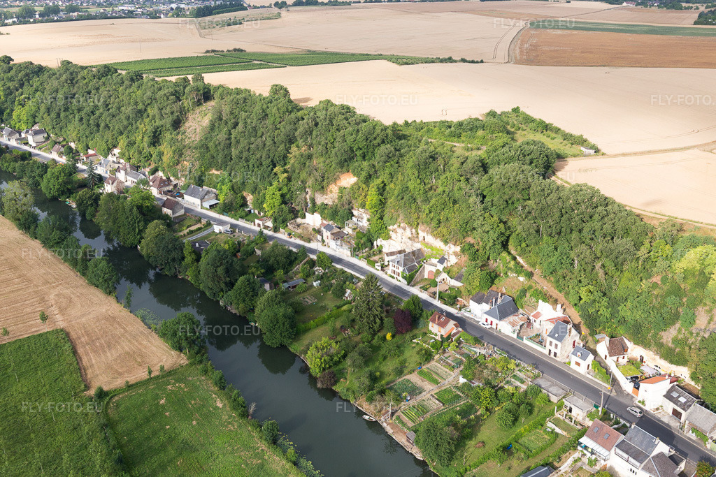 Vue aérienne: Vue de la ville à Saint-Rimay dans le département Loir et Cher, France. Photo: IMG_101135.jpg prise le 24/06/2017 par Werner Riehm/FLY-FOTO.euRésolution de l'original: 5227 x 3485 px