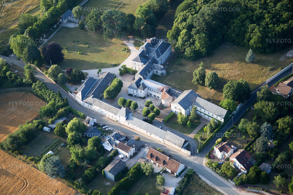 Aerial view: View of the town in Candé-sur-Beuvron in the state Loir et Cher, France. – Photo: IMG_082475.jpg taken on 06/20/2015 by Werner Riehm/FLY-FOTO.com – Resolution of the original: 5472 x 3648 px