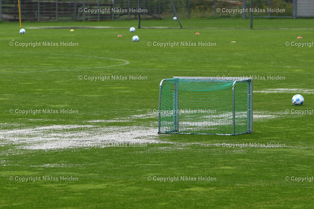 NH_HolsteinKiel_Trainingslager_Oesterreich_Training_27072024 | Nach dem Gewitter war der Rasen in der Sports Arena Seefeld nicht mehr zu bespielen. Das Wasser war deutlich zu sehen.Fußball I Herren I Training I Saison 2024-2025 I Holstein Kiel I Trainingslager Seefeld (Österreich) I 27.07..2024 I Seefeld Sports Arena