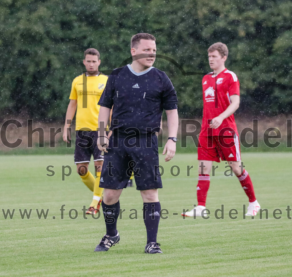 2023-07-29_004_FC_Finsing_gegen_SC_Kirchasch | Finsing, Deutschland, 29.07.2023:
Fußball, Kreisliga 2023 / 2024, 1. Spieltag, FC Finsing gegen SC Kirchasch, Endergebnis: 0:2

Schiedsrichter Gerhard Ferlisch

Foto: Christian Riedel / fotografie-riedel.net