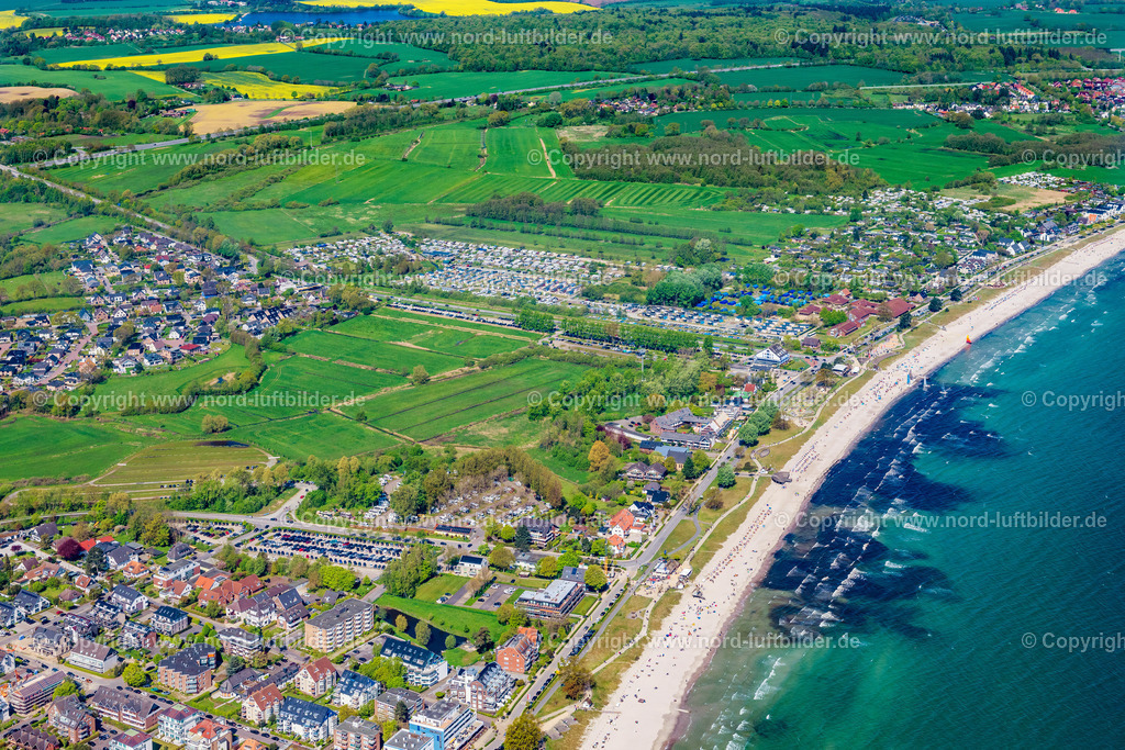 Scharbeutz_Ferienpark_ELS_5274010524 | SCHARBEUTZ 01.05.2024 Ortsansicht an der Meeres-Küste der Ostsee in Scharbeutz im Bundesland Schleswig-Holstein. // Townscape on the seacoast of Baltic Sea in Scharbeutz in the state Schleswig-Holstein. Foto: Martin Elsen