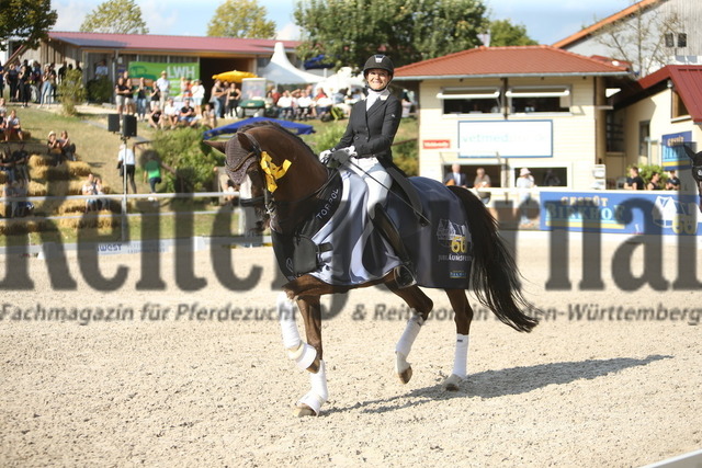 Birkhof_2022_GrandPrixSpecial_Siegerehrung_GrandPrixSpecial (49) | Alle Fotos der Reiterjournal Fotografin Doris Matthaes im Reiterjournal Online-Fotoshop. - Realisiert mit Pictrs.com