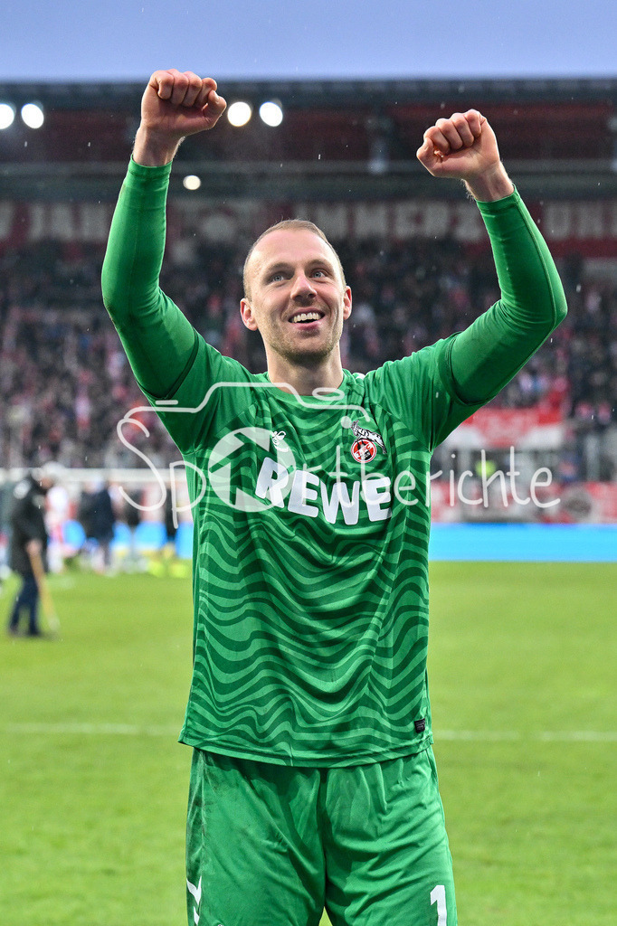 SSV Jahn Regensburg - 1. FC Köln | Die Spieler des FC bedanken sich bei den mitgereisten Fans nach dem Sieg in Regensburg / 2. Bundesliga: SSV Jahn Regensburg - 1. FC Koen, Jahnstadion am 08.12.2024 / Marvin SCHWAEBE (1. FC Koeln 1) / Freisteller / Einzelfoto