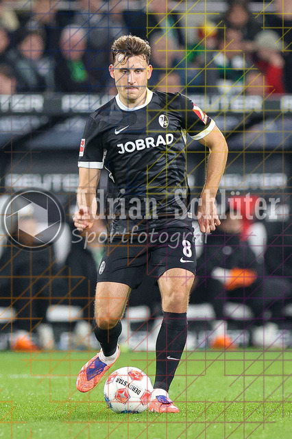 Borussia Mönchengladbach vs SC Freiburg - Bundesliga  | Mönchengladbach, Deutschland, 05.10.25:   Maximilian Eggestein (SC Freiburg) in Aktion am Ball, Einzelaktion waehrend des Spiels der Bundesliga zwischen Borussia Mönchengladbach vs SC Freiburg im Stadion im Borussia Park(Foto von Brauer-Fotoagentur / Adrian Schlueter)