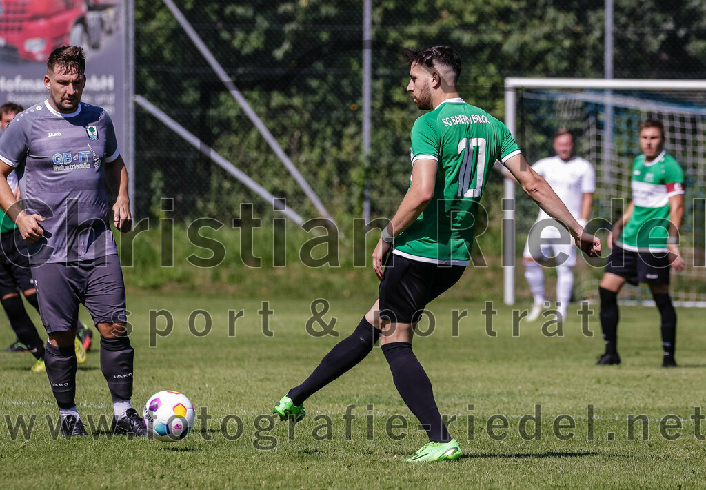 2023-08-20_045_SV_Hohenlinden_gegen_SV_Buch | Hohenlinden, Deutschland, 20.08.2023:
Fußball, A-Klasse 2023 / 2024, 1. Spieltag, SV Hohenlinden gegen SV Bruck, Endergebnis: 5:1

Sebastian Ittlinger (SV Hohenlinden, #5), Antonios Bellos (SV Bruck, #10)

Foto: Christian Riedel / fotografie-riedel.net