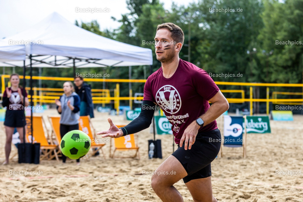 2025-200080743-Strandvölkerball-WM_1 |  23.08.2025; Berlin Foto: Gerold Rebsch - www.beachpics.de