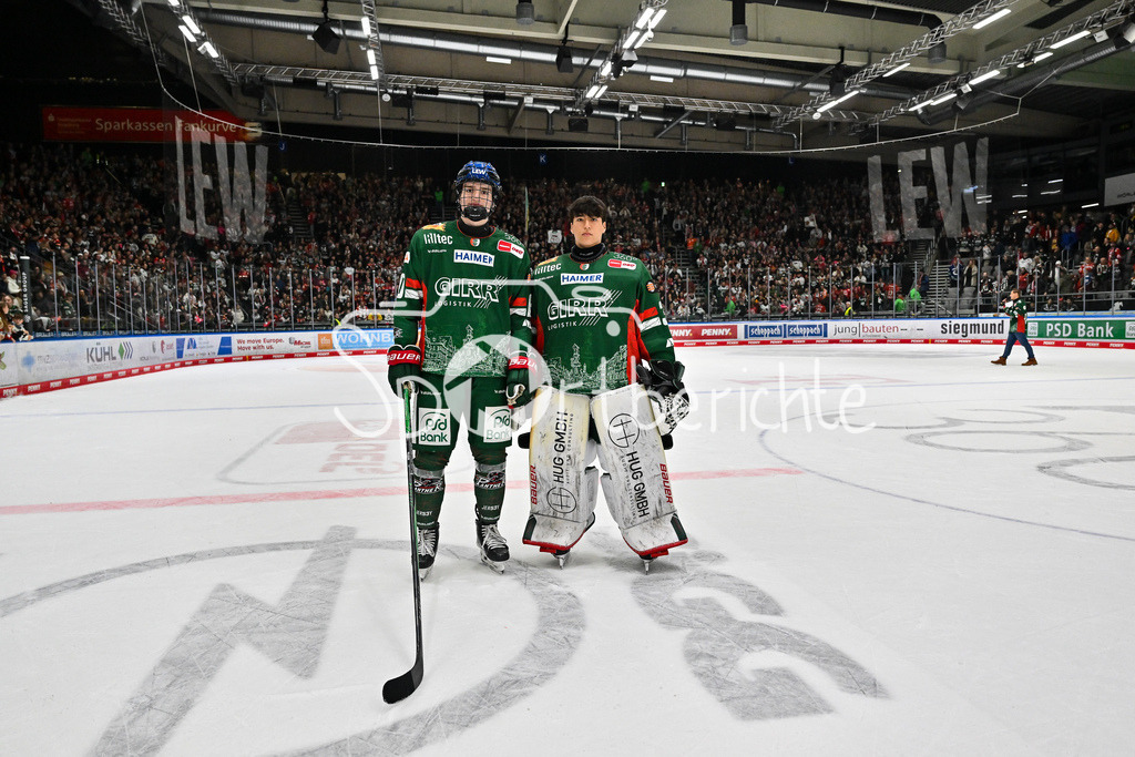 Augsburger Panther - Löwen Frankfurt | Die Speiler der Augsburger Panther feiern zusammen mit den Fans den Heimsieg gegen Frankfurt - Liron PELLIZZARI (Augsburger Panther 60) und Dave DÜTZKA (Augsburger Panther 30)  - beim match zwischen den Augsburger Panthern und den Löwen Frankfurt am 8. Spieltag der Penny DEL im Curt Frenzel Stadion am 19.10.2025