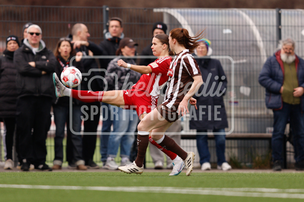 Fußball I Frauen I Saison 2025-2026 I Regionalliga Nord I 15. Spieltag I St. Pauli - SpVg Aurich-36 | Sophie Musal (22, SpVg Aurich) nimmt den Ball an und kämpft um den Ballbesitz mit Nina Woitzik (5, FC St. Pauli) - Realisiert mit Pictrs.com
