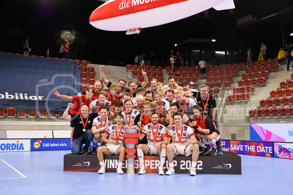 HC Rychenberg vs. Floorball Köniz - 28. August 2022 | HC Rychenberg vs. Floorball Köniz
AXA Arena, Winterthur
Floorball Köniz gewinnt den Supercup!
Bild: Sportfotografie Markus Aeschimann | www.markus-aeschimann.ch - Realisiert mit Pictrs.com