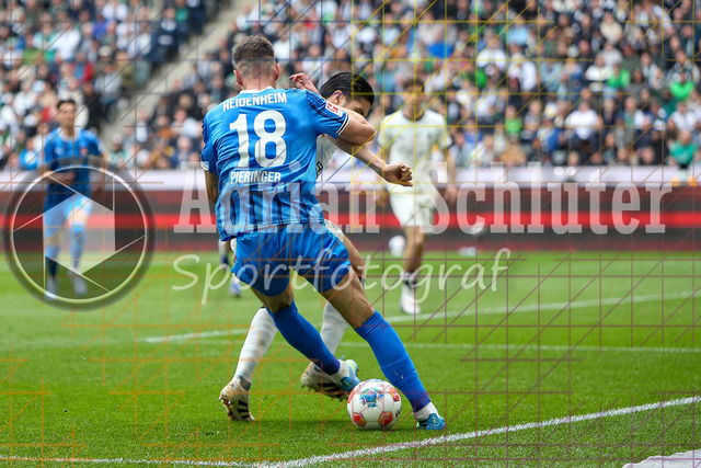 04.04.2026, GER, Fussball, Herren, 1. BL, Saison 2025/2026, Borussia Mönchengladbach - 1. FC Heidenheim | Marvin Pieringer (Heidenheim) und Kevin Diks (Borussia Mönchengladbach) im Kampf um den Ball 