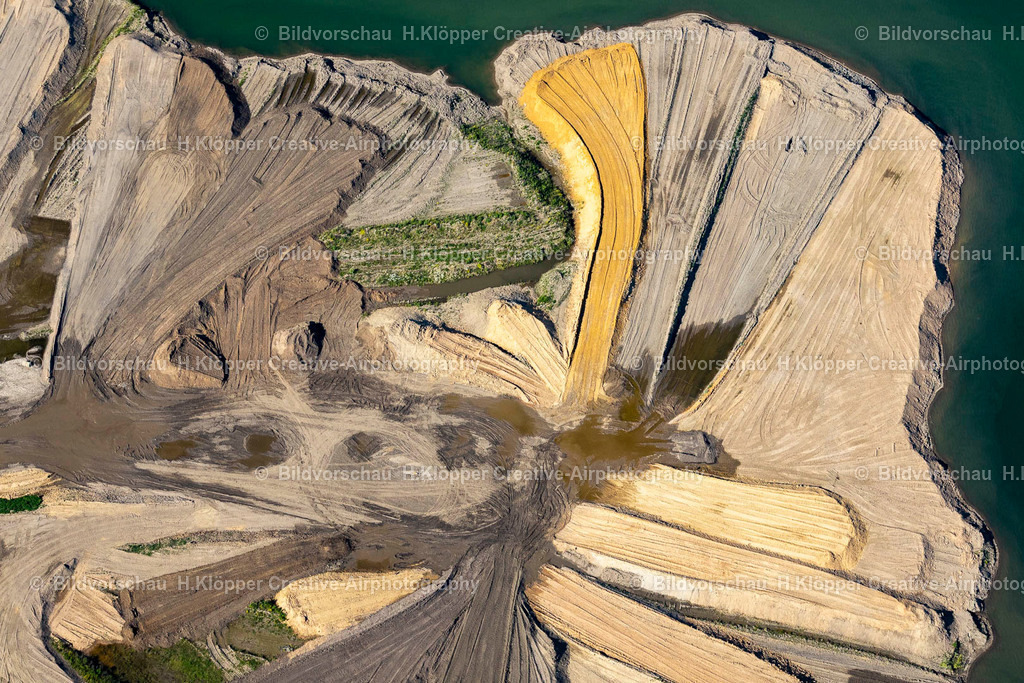 Luftbild Kamp-Lintfort-4800 | Luftbildfotografie See- Ufer und Abraum- Flächen des Baggersee und Kies- Tagebau an der Friedrichstraße in Kamp-Lintfort im Ruhrgebiet im Bundesland Nordrhein-Westfalen, Deutschland - Realisiert mit Pictrs.com