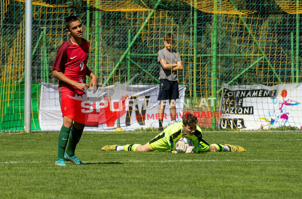 Portugal  U15 -Czech Republic U15 | GABRIEL SILVA (Portugal #9) TOBIAS KELLER (Czech Republic #1) ; Portugal  U15 -Czech Republic U15 am 29.04.2022 in Arnoldstein
(Sportplatz), AUSTRIA, (Photo by Ernst Krawagner sport-fan.at) - Realisiert mit Pictrs.com