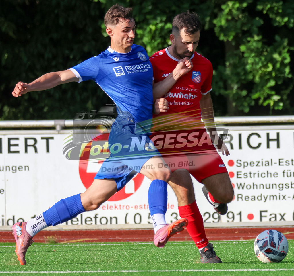 TuS Bardüttingdorf - TuRa Löhne | Auf dem Bild zu sehen: blau SV Löhne-Obernbeck: Marian-Claudiu Gramada ; rot SG FA Herringhausen/Eickum: Juan Joel Akman SV Löhne-Obernbeck, SG FA Herringhausen/Eickum, Saison 26/27, Fistelmann SuperCup - Realisiert mit Pictrs.com