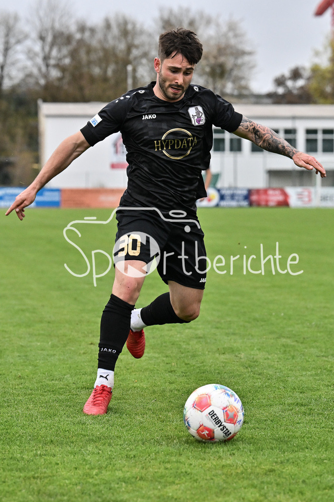 VfB Eichstätt - TSV Schwaben Augsburg | EICHSTÄTT, GERMANY - 14. APRIL: am Ball Levis SCHABER (TSV Schwaben Augsburg 30) / Einzelfoto / Freisteller während dem Match zwischen dem VfB Eichstätt und dem TSV Schwaben Augsburg am 19. Spieltag der Regionalliga Bayern im Hirsch Sportpark