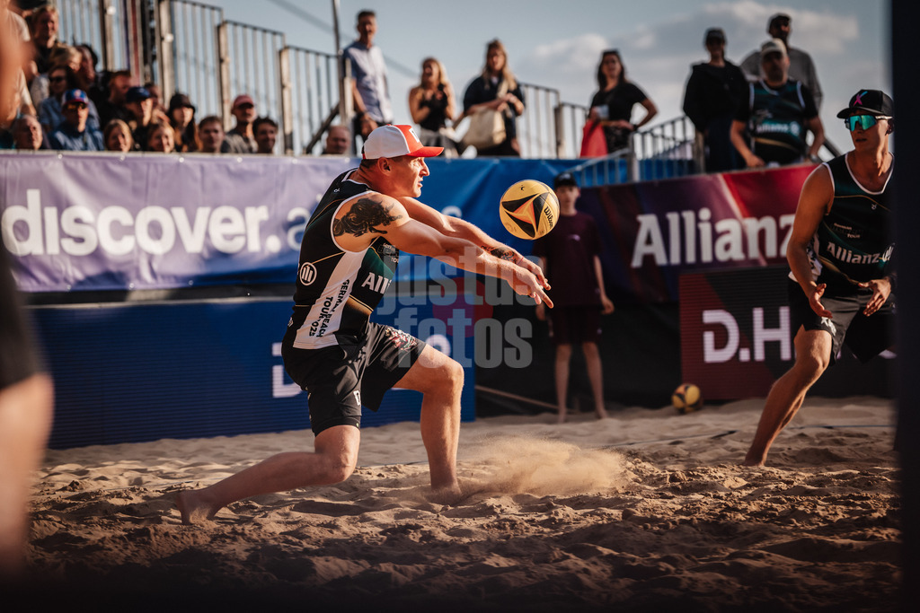 Beachvolleyball | Männer | Allianz German Beach Tour 2025 | Tourstop Düsseldorf | 16.05.2025 | Martins Plavins nimmt den Ball an