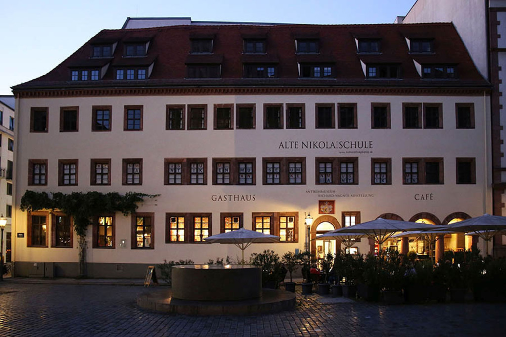 Brunnen im Nikolaikirchhof vor der Alten Nikolaischule | Entdecke über 20 Kategorien Leipzig-Motive: Foto-Downloads, hochwertige Poster, Leinwand- & Fine-Art-Prints. Jetzt Lieblingsfoto im Bildlexikon Leipzig Shop bestellen!