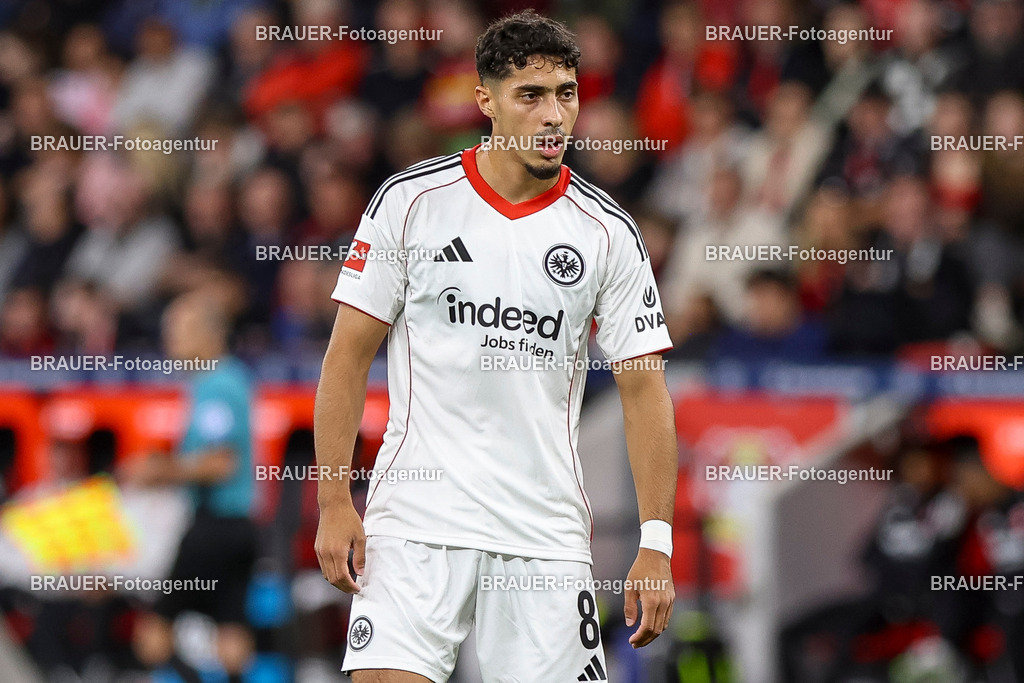 Bayer 04 Leverkusen vs Eintracht Frankfurt - Bundesliga  | Leverkusen, Deutschland, 12.09.25:   Fares Chaibi (Eintracht Frankfurt) schaut waehrend des Spiels der Bundesliga zwischen  Bayer 04 Leverkusen vs Eintracht Frankfurt in der BayArena(Foto von Brauer-Fotoagentur / Adrian Schlueter)