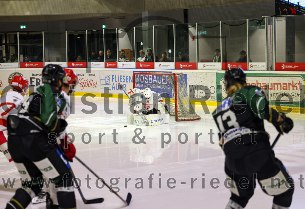 2023-03-10_070_TSV_Erding_gegen_TEV_Miesbach | Erding, Deutschland, 10.03.2023:
Eishockey, Bayernliga Playoffs 2022 / 2023, Halbfinale, TSV Erding gegen TEV Miesbach, Endergebnis: 2:0

Moritz Schlickenrieder (TEV Miesbach, #25), Michael Franz (Erding Gladiators, #13)

Foto: Christian Riedel / fotografie-riedel.net