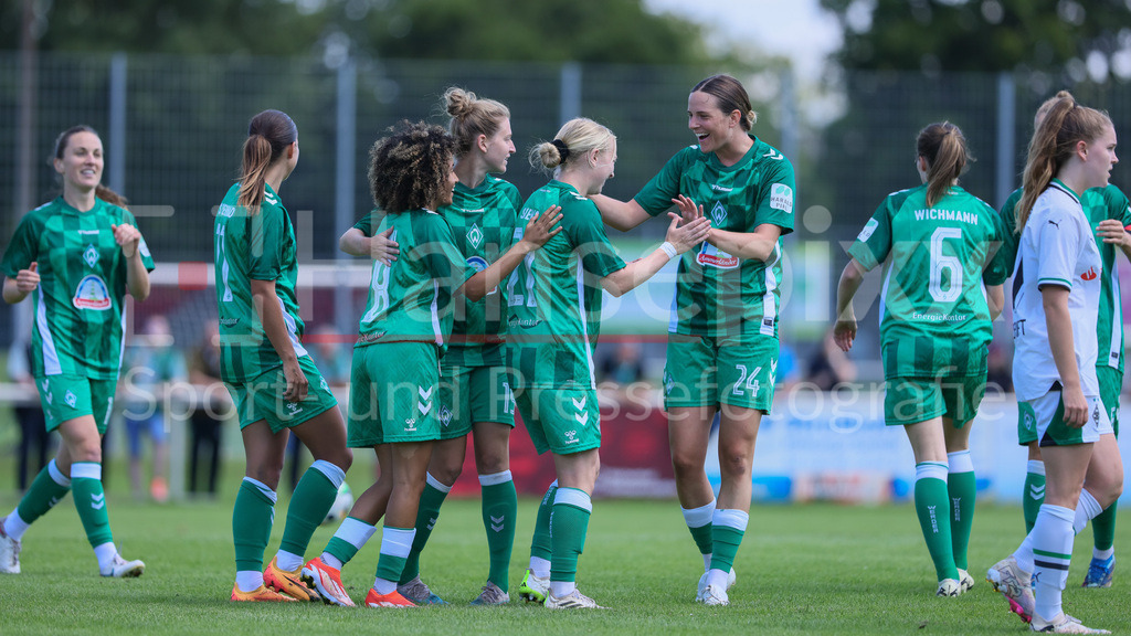 Fussball, Testspiel Frauen, Borussia Mönchengladbach - SV Werder Bremen | v.li.: Spielerinnen des SV Werder Bremen  mit Torjubel, Jubel, jubeln, jubelt, optimistisch, Spielszene, Highlight, Freude über das Tor zum 0:1