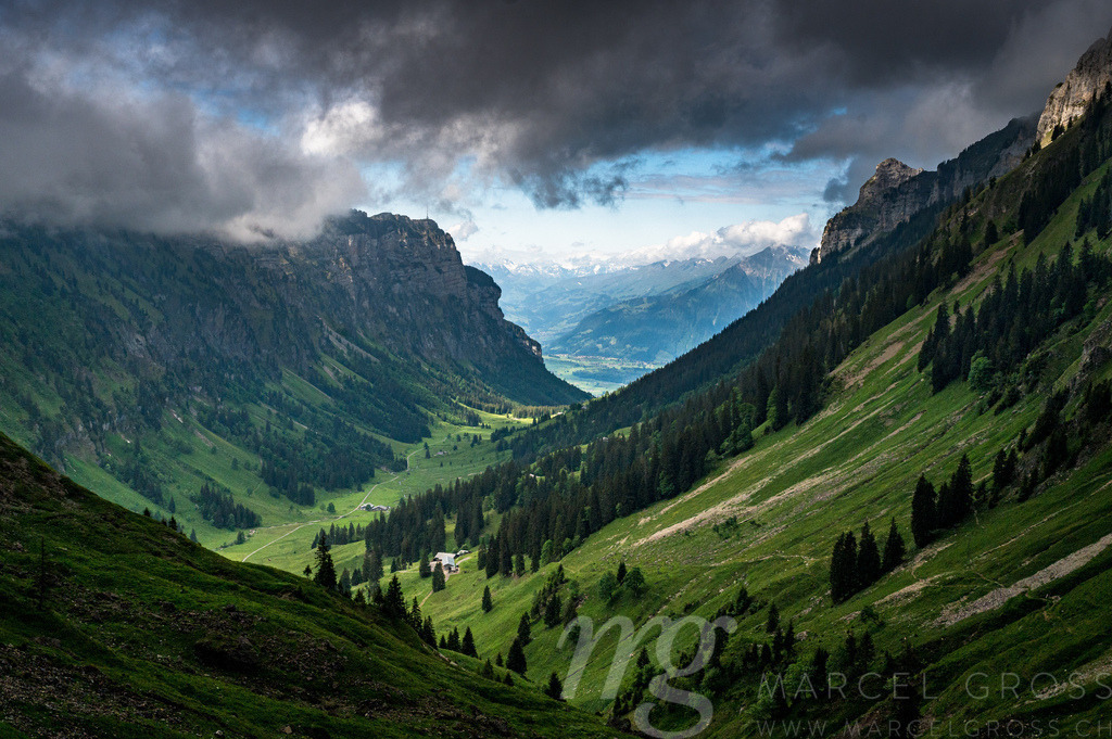 Blick durchs bewölkte Justistal auf den Thunersee | Die ideale Geschenkidee für Naturliebhaber. Naturbilder von Marcel Gross Photography für ihr Zuhause in den verschiedensten Formaten und Materialien. - Realizzato con Pictrs.com