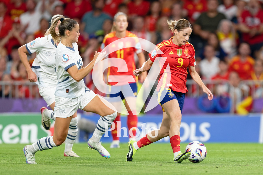Spain v Switzerland - UEFA Women's EURO 2025 Quarter-Final | BERN, SWITZERLAND - JULY 18: Esther Gonzalez of Spain (R) controls the ball under pressure from Viola Calligaris of Switzerland (L)  during the UEFA Women's EURO 2025 Quarter-Final match between Spain v Switzerland at Stadion Wankdorf on July 18, 2025 in Bern, Switzerland. (Photo by Giuseppe Velletri/Sports Press Photo/Getty Images)