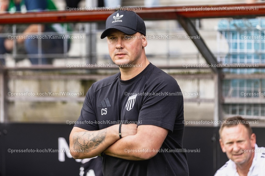 xKWI02082501027 | 02.08.2025, xkwix, Fußball, Regionalliga West, FC Gütersloh - 1. FC Bocholt, Ohlendorf Stadion im Heidewald: Christopher Schorch (Teamchef 1. FC Bocholt) 