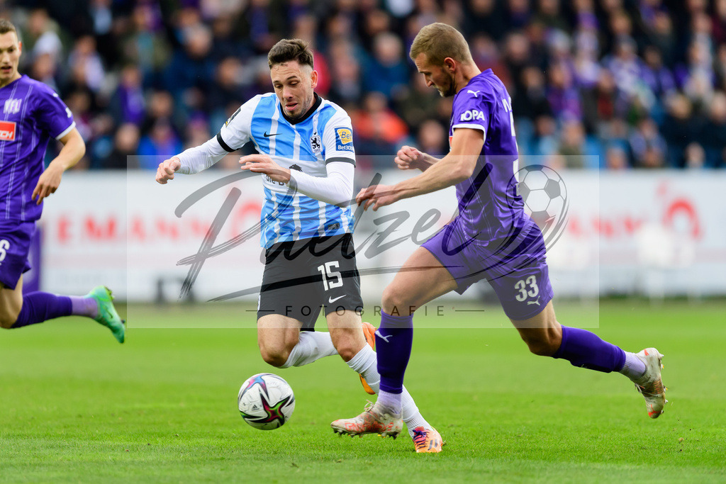 OSNTSV20211106_037 | Fussball, Herren: Marcel Baer (TSV 1860 Muenchen) und Timo Beermann (VfL Osnabrueck) im Zweikampf bei dem Spiel der 3. Liga zwischen VfL Osnabrueck und TSV 1860 Muenchen im Stadion an der Bremer Bruecke am 06.11.2021 in Osnanbrueck, Deutschland.DFB / DFL REGULATIONS PROHIBIT ANY USE OF PHOTOGRAPHS AS IMAGE SEQUENCES AND/OR QUASI-VIDEO. - Realisiert mit Pictrs.com