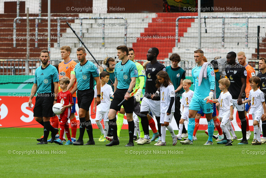 NH_Teutonia05_SVDarmstadt98_DFBPokal_18082024 | Das Einlaufen beider Mannschaften ins Millerntorstadion.Fußball I Herren I DFB-Pokal I Saison 2024-2025 I 1. Runde I FC Teutonia 05 - SV Darmstadt 98 I 18.08..2024 I Millerntorstadion