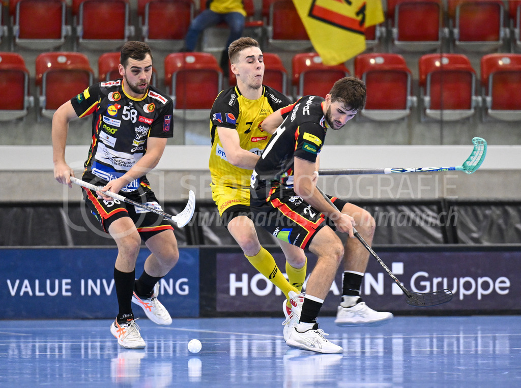 HC Rychenberg vs Tigers Langnau - 11. Dezember 2022 | HC Rychenberg vs Tigers Langnau
AXA Arena, Winterthur
Nicola Bischofberger (#2 HC Rychenberg) im Sandwich von Martin Mosimann (#58 Tigers Langnau) und Matteo Nico Steiner (#21 Tigers Langnau).
Bild: Sportfotografie Markus Aeschimann | www.markus-aeschimann.ch - Realisiert mit Pictrs.com