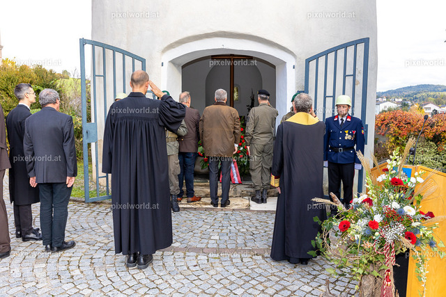 Kranzniederlegung am Karner bei der Stadtpfarrkirche "Maria in Dorn" | Bildershop von pixelworld.at - Realisiert mit Pictrs.com