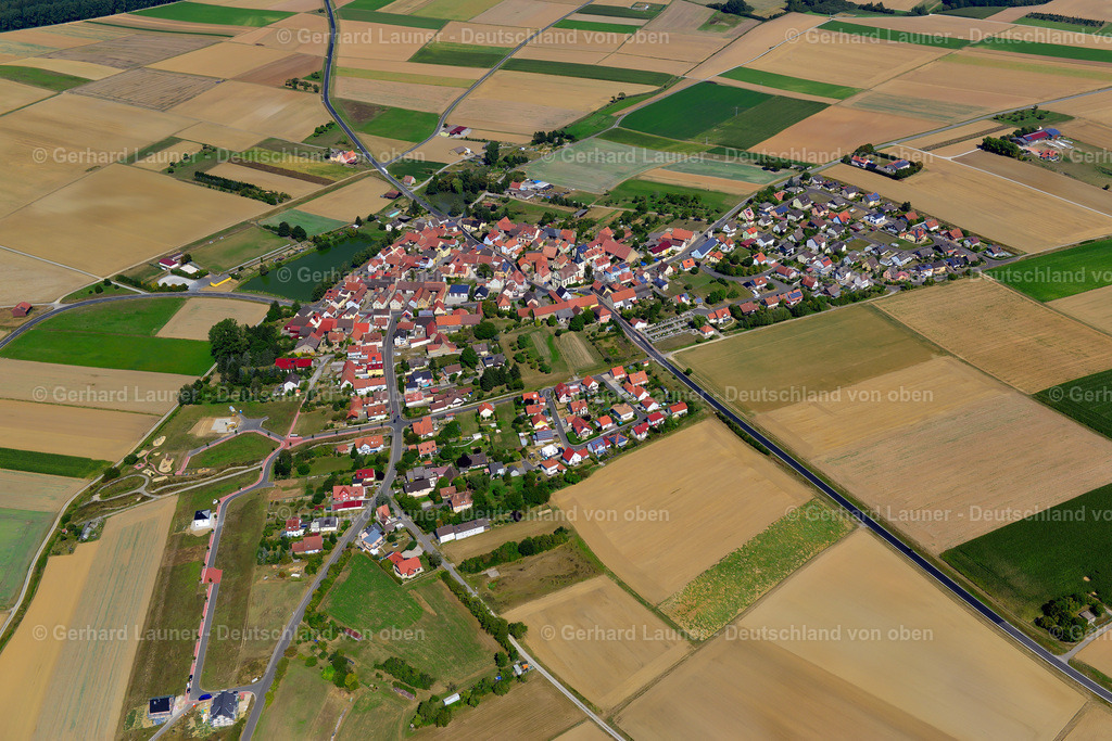 3650230 | GRAMSCHATZ 31.08.2016 Stadtgebiet mit Außenbezirken und Innenstadtbereich am Rand von landwirtschaftlichen Feldern und Ackerflächen in Gramschatz im Bundesland Bayern, Deutschland // Urban area with outskirts and inner city area on the edge of agricultural fields and arable land in Gramschatz in the state Bavaria, Germany Foto: Gerhard Launer