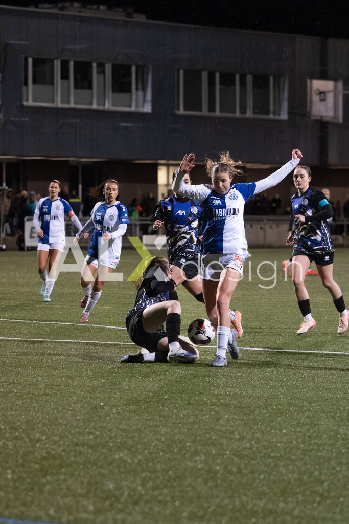 Fußball I Frauen I Saison 2025-2026 I AXA Women's Super League | Women I 14. Spieltag I Grasshoppers Club Zürich - FC Luzern I 14.02.2026 | 24 Giulia Looser (CH) (GC Zürich) – Mittelfeld  //  4 Mia Knapp (CH) (FC Luzern) – Abwehr - Realisiert mit Pictrs.com