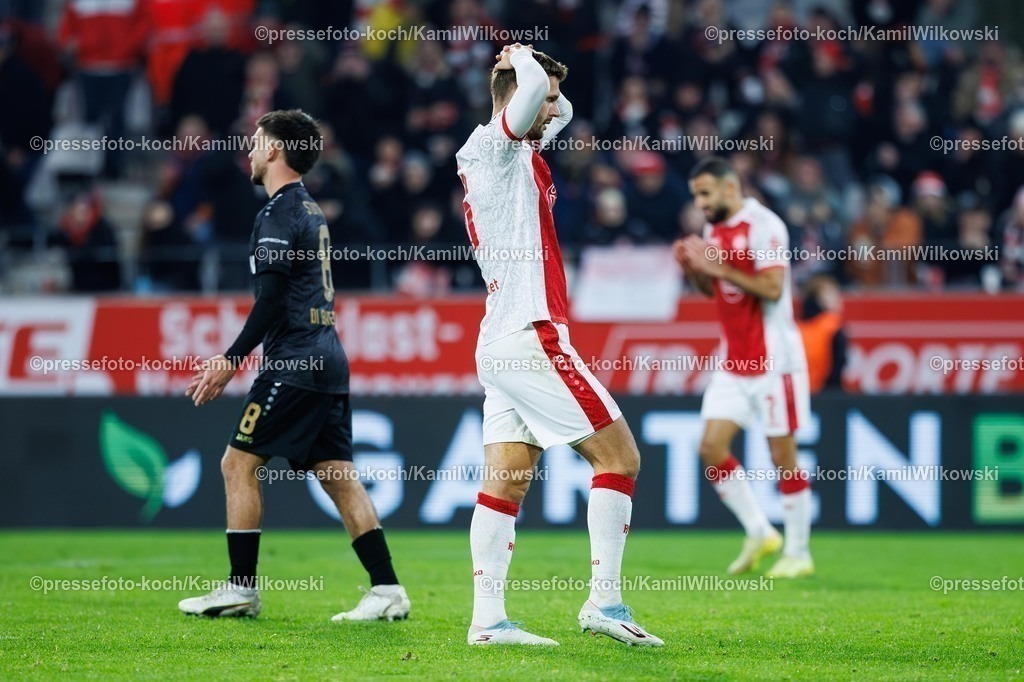 xKWIx05122501059 | 05.12.2025, xKWIx, Fußball, 3. Liga, Rot-Weiss Essen - VfB Stuttgart 2, Stadion an der Hafenstraße: Torben Müsel (Rot-Weiss Essen #26) verschränkt die Arme über dem Kopf Photo: xKamilxWilkowskixPressefotoKochx