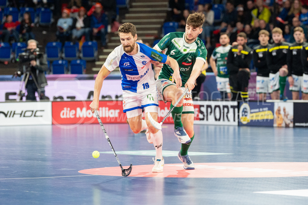 SV Wiler-Ersigen vs GC Unihockey - 23. April 2022 | SV Wiler-Ersigen vs GC Unihockey
Stimo Arena, Kloten
#19 Daniel Steiger (GC Unihockey) gegen #6 Amelio Tambini (SV Wiler-Ersigen).
Bild: Sportfotografie Markus Aeschimann | www.markus-aeschimann.ch - Realisiert mit Pictrs.com