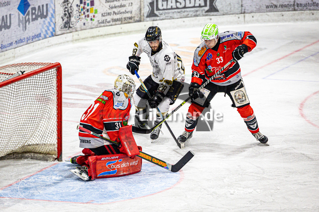 TSV Peißenberg MINERS gegen EHC Königsbrunn PINGUINE | Eishockey Bayernliga Herren Playoffs Viertelfinale 2024/25 - Spiel 2 von 7, TSV Peißenberg MINERS gegen EHC Königsbrunn PINGUINE, 20250209,Torchance Mika REUTER (EHC 28),2025-02-09 in Peißenberg (Eisstadion Peißenberg)Korbinian SERTL (MINERS Goali 31), Julian REISS (MINERS 33), Mika REUTER (EHC 28)Copyright: WolfgangxLindner foto-lindner.de
