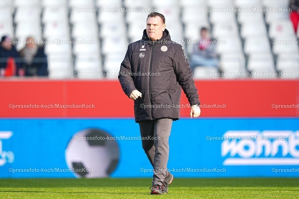 xYDRx24012601001 | 24.01.2026, xydrx, Fußball, 3.Liga, Rot-Weiss Essen - TSV Havelse, Saison 2025 2026, Stadion an der Hafenstraße: Uwe Koschinat (Cheftrainer Rot-Weiss Essen)   DFB regulations prohibit any use of photographs as image sequences and or quasi-video. Photo: xYannisxDreimannxPressefotoKochx