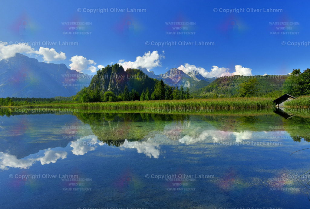 Spiegelung im Almsee | Spiegelung des Toden Gebirge mit kleinen Wolken und Blauem Himmel im glasklaren Almsee.