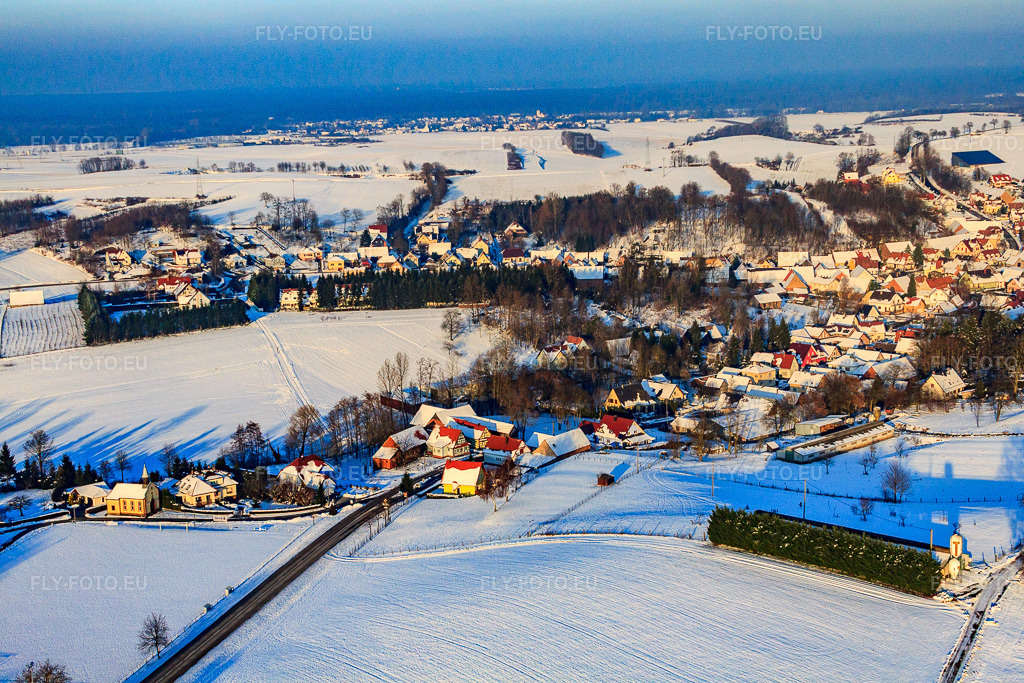 Vue aérienne: Rue de la Hte Vienne avec terrain de football et Chapelle Saint-Antoine en hiver avec de la neige à Neewiller-près-Lauterbourg dans le département Bas Rhin, France – .Photo: IMG_36658.jpg prise le 05/01/2011 par Werner Riehm/FLY-FOTO.eu – Résolution de l'original: 4752 x 3168 px