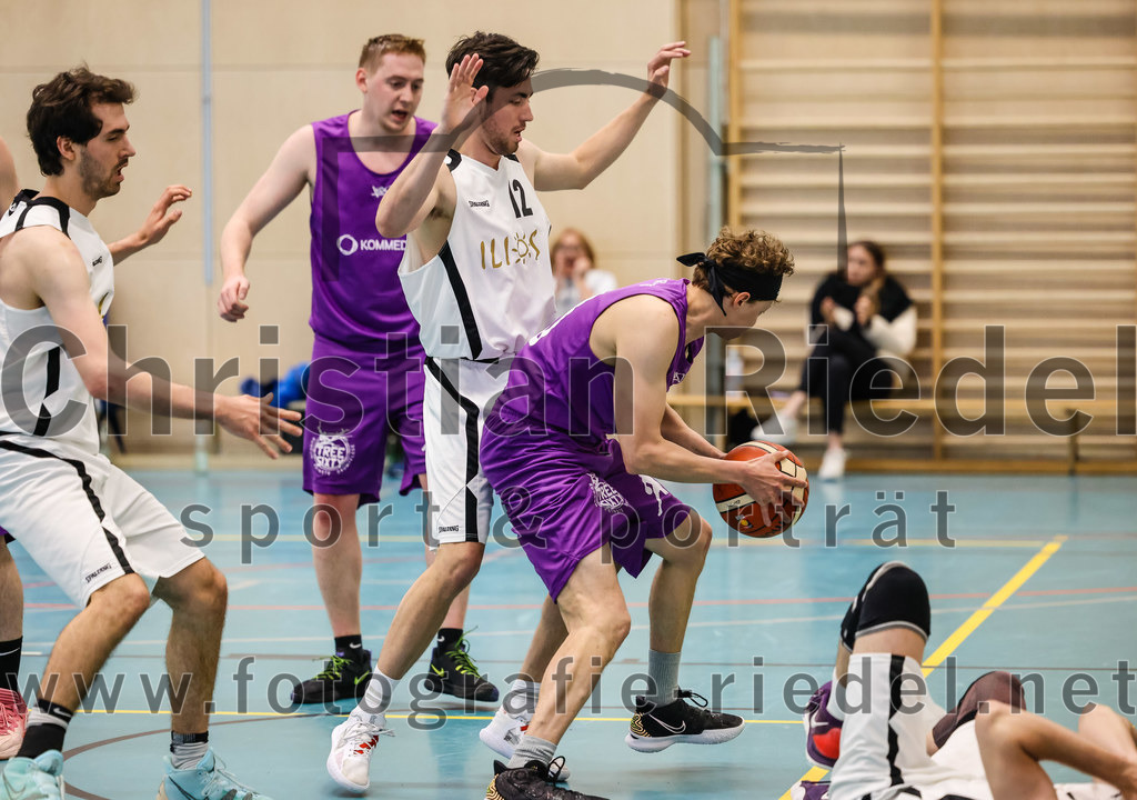 2022-05-01_086_TSV_Vaterstetten_gegen_DJK_Traunstein | Vaterstetten, Deutschland, 01.05.2022:
Basketball, Aufstiegsrunde zur Bayernliga 2021 / 2022, 5. Spieltag, TSV Vaterstetten gegen DJK Traunstein, Endergebnis: 87:79

Luca Maurice Kohll (TSV Vaterstetten, #10), Maximilian Metzger (TSV Vaterstetten, #12)

Foto: Christian Riedel / fotografie-riedel.net