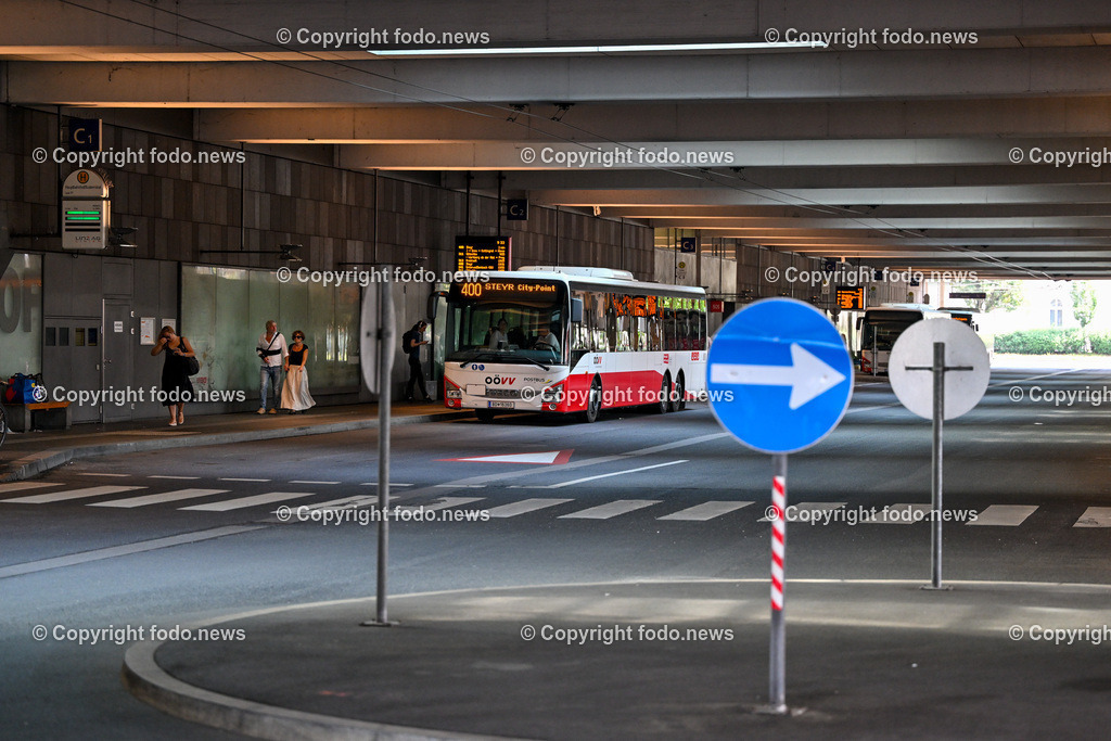 Busbahnhof Linz_ Bus_ Haltestelle_ 19.06.2024-3 | 19.06.2024, Busbahnhof Linz, AUT, Busbahnhof am Hauptbahnhof Linz, im Bild Bus, Haltestelle, Obdachlose am Warteplatz, OoeVV, Oberoesterreichischer Verkehrsverbund