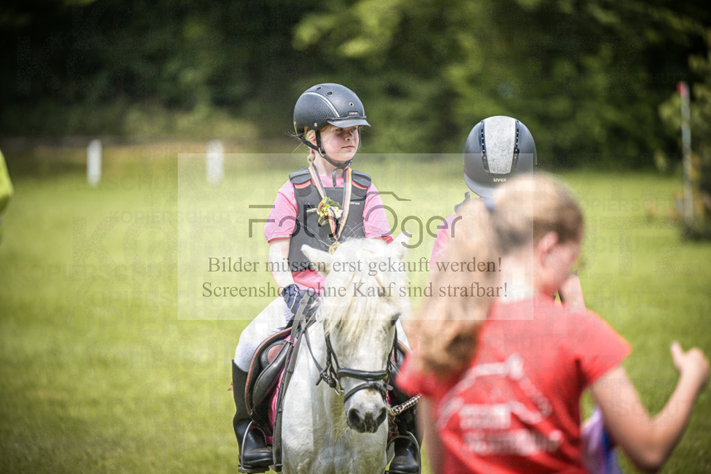 DOS_5451 | Entdecke hochwertige Reitturnierfotos von Foto Oger. Professionell, emotional und authentisch – jetzt Lieblingsmomente im Shop bestellen.Deutschlandweite Turnierfotografie. - Realisiert mit Pictrs.com