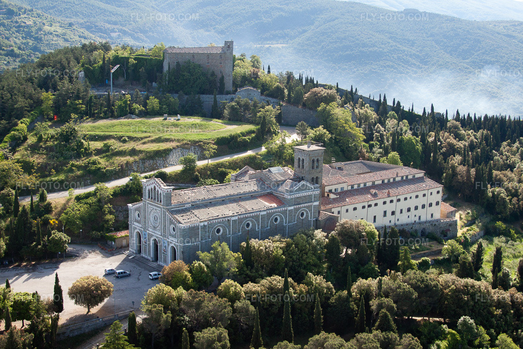Aerial view: View of the town in Cortona in the state Arezzo, Italy. – Photo: IMG_28640.jpg taken on 06/04/2010 by Werner Riehm/FLY-FOTO.com – Resolution of the original: 4752 x 3168 px