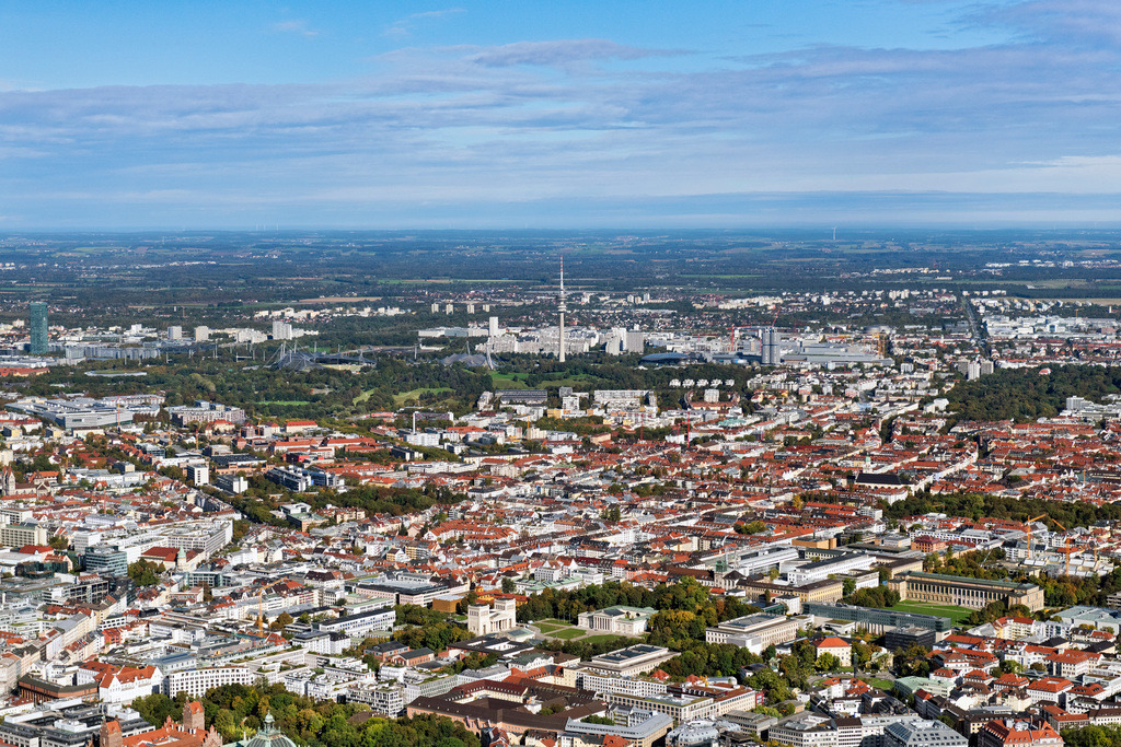dr__0054308.jpg | MüNCHEN 07.10.2024 Stadtzentrum im Innenstadtbereich im Ortsteil Altstadt in München im Bundesland Bayern, Deutschland. Weiterführende Informationen bei: Landeshauptstadt München. // The city center in the downtown area in the district Altstadt in Munich in the state Bavaria, Germany. Further information at: Landeshauptstadt Muenchen. Foto: Daniel Reiter